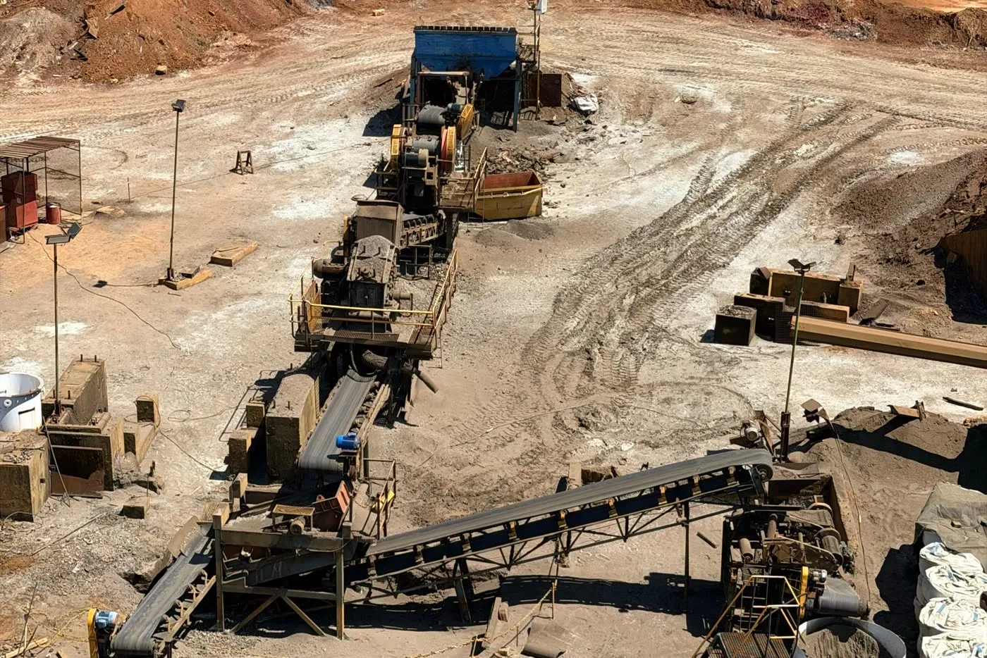 Hopper, crusher and conveyors of the processing line seen from above